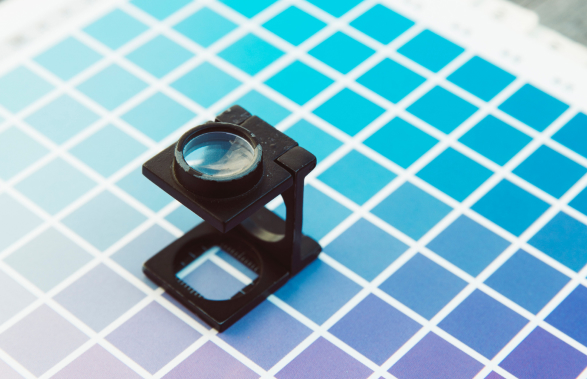Loupe avec palette bleue illustrant notre attention au détail